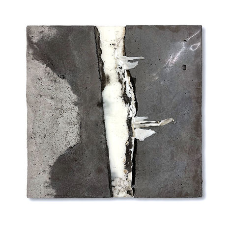 o.T. | 2019 | Beton, Wachs, Kohle | 56 x 56 x 3.3 cm