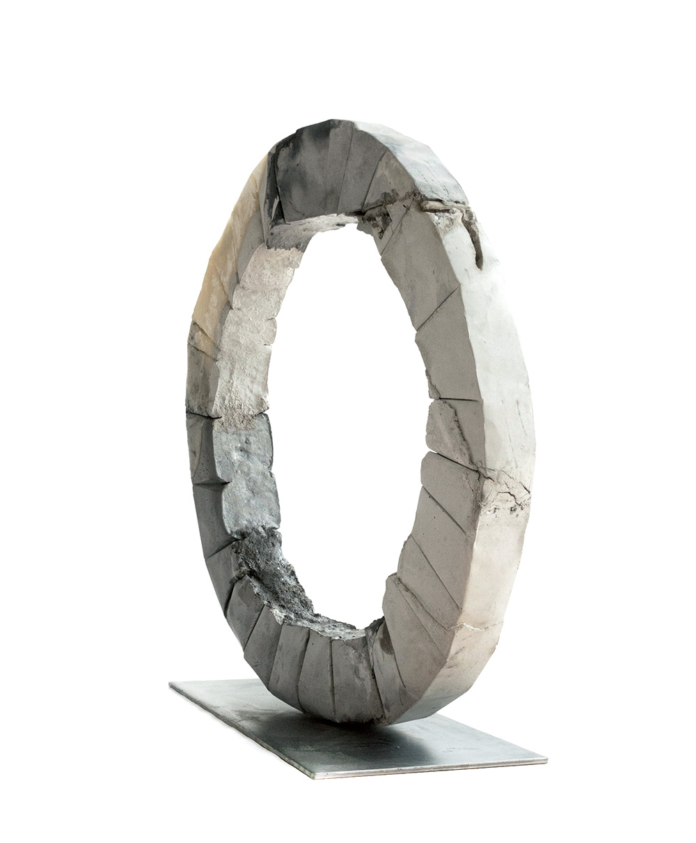 Rundling | 2014 | Beton, Wachs, Stahl | 85 x 12 cm, Sockel 30 x 80 cm